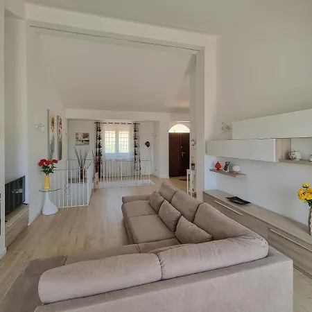 Semesterbostad Rosa *